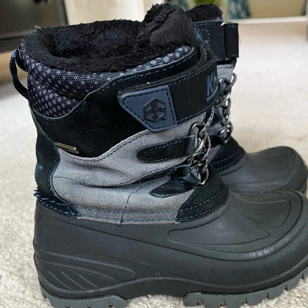 Khombu Snowtracker Waterproof Black and Gray Winter Boots Suede Upper Boys 13